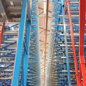 150-mt-di-corridoio-con-scaffalatura