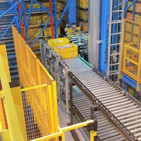 Collegamento-al-magazzino-automatico-con-trasportatori-a-rulli