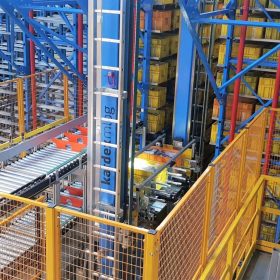 Presa-delle-cassette-da-parte-del-trasloelevatore-installato